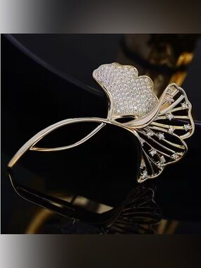 Ginkgo Leaf Brooch Pin Gold Tone Unstamped New